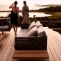 Dedon Seaside Sofa Sofa Setting mit Models auf Terrasse
