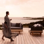 Modell auf Terrasse mit Dedon Seaside Sofa