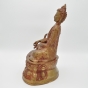 Sitzender Buddha aus Messing mit roter Patina auf einem Sockel
