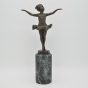 Bronzefigur "Ballerina Alina" auf Marmorsockel von vorne