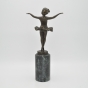 Bronzefigur "Ballerina Alina" auf Marmorsockel von hinten