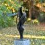 moderne bronze skulptur liebe