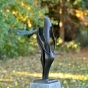 bronzefigur liebe abstrakt