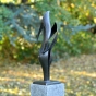 moderne bronzeskulptur liebes-paar