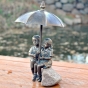 Bronzeskulptur Regenschirnpärchen