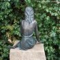 Bronzefrau sitzend mit Gefäß-mädchen mit Füllhorn 88429  