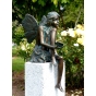 Träumende Elfenfigur aus Bronze auf Steinsäule