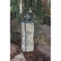 Froschkönig Ratomir als Bronzefigur auf Steinsäule im Garten