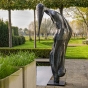 Bronzeskulptur Modest von Nele im Garten