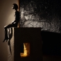 Bronzefigur Petra im dunkeln