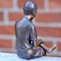 Bronzeskulptur Sitzender Kleiner Junge mit Kappe von Hinten 