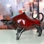 Skulptur "Schwarz-Roter Stier" aus Glas