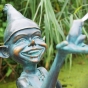 Glückliches Gesicht eines Gnom als Gartenfigur