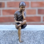 Bronzeskulptur Kleines Kind sitzend auf Säule 