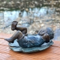 Junge als Wasserspeier auf Seeroose