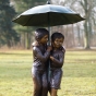 paar unter Regenschirm bronze