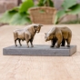 Bronzeskulptur "Bulle und Bär - Börse" klein auf Natursteinsockel von vorne