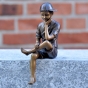 Bronzeskulptur Kleiner Junge sitzend 