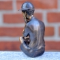 Bronzeskulptur Junge mit Kappe von Hinten 
