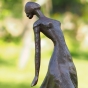 Frauenskulptur aus Bronze