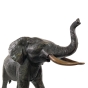 Elefant mit massiven Stoßzähnen 