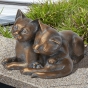 Ansicht der Bronze "Kätzchen" im Garten