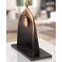 Seitenansicht der Bronzefigur "Hidden Heart" im Wohnraum