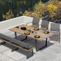 Gedeckter Zebra Gartentisch aus Teakholz auf Terrasse