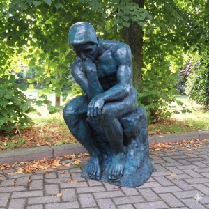 Der Denker als Bronzefigur in grün