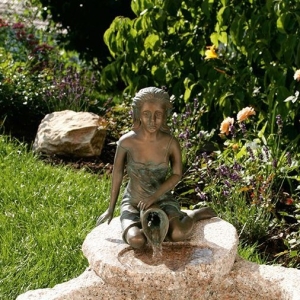 Rottenecker Bronzeskulptur "Kleine Elonie mit Krug" als Wasserspeier