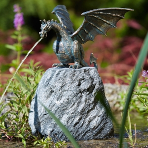 Bronze-Drache Terrador auf Granitfindling