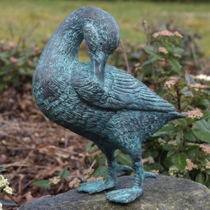 Bronzeskulptur "Ente in Gefiederpflege"