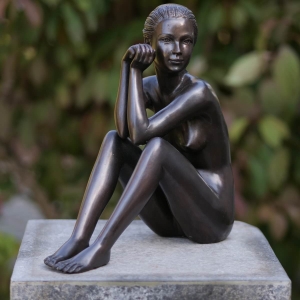 Bronzefigur Frau sitzend auf Sockel
