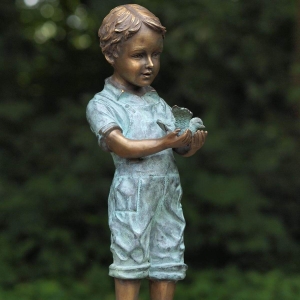 Bronzeskulptur Junge mit Vogel stehend