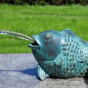Bronzeskulptur Fisch als Wasserspeier auf Säule 