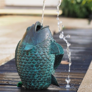 Bronzeskulptur Fisch als Wasserspeier mit grüner Patina 