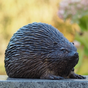 Bronzeskulptur Igel auf Säule