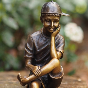 Bronzeskulptur Junge mit Kappe