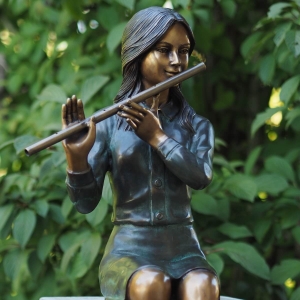 Bronzeskulptur Frau spielt auf Ihrer Querflöte