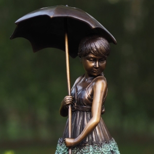 Bronzeskulptur Sonja mit Regenschirm 