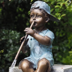 Bronzeskulptur Lutz als Wasserspeier auf Säule