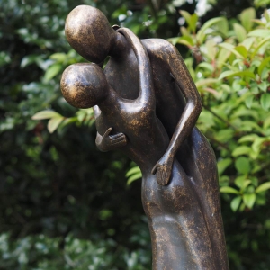 Bronzeskulptur Liebespaar mit brauner Patina