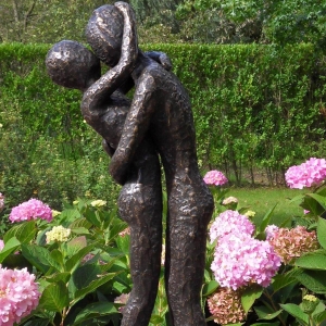 Bronzeskulptur Stehendes Liebespaar mit brauner Patina