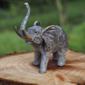 Bronzeskulptur Junger kleiner Elefant mit Messing Stoßzähnen