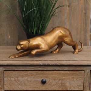 Bronzeskulptur Schleichender Jaguar mit goldener Patina im Wohnzimmer 