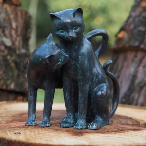 Bronzeskulptur Zwei Schmuse Katzen auf einem Baumstamm 