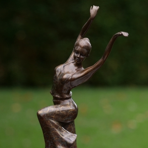Bronzeskulptur Junge Tänzerin mit brauner Patina 