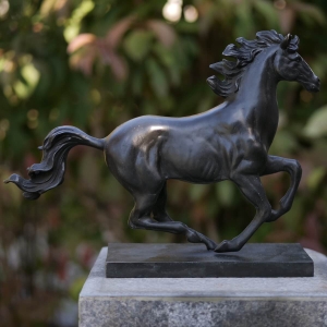 Bronzeskulptur Stehendes Pferd mit brauner Patina auf einem Sockel im Garten 