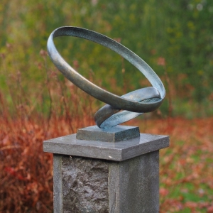 Bronzeskulptur "Zwei Ringe"
