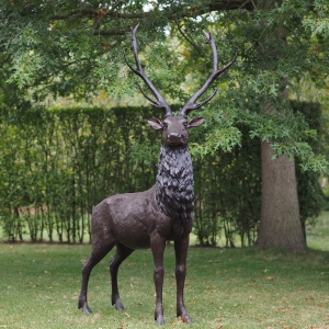Bronzefigur Lebensgrosser Hirsch auf Wiese 